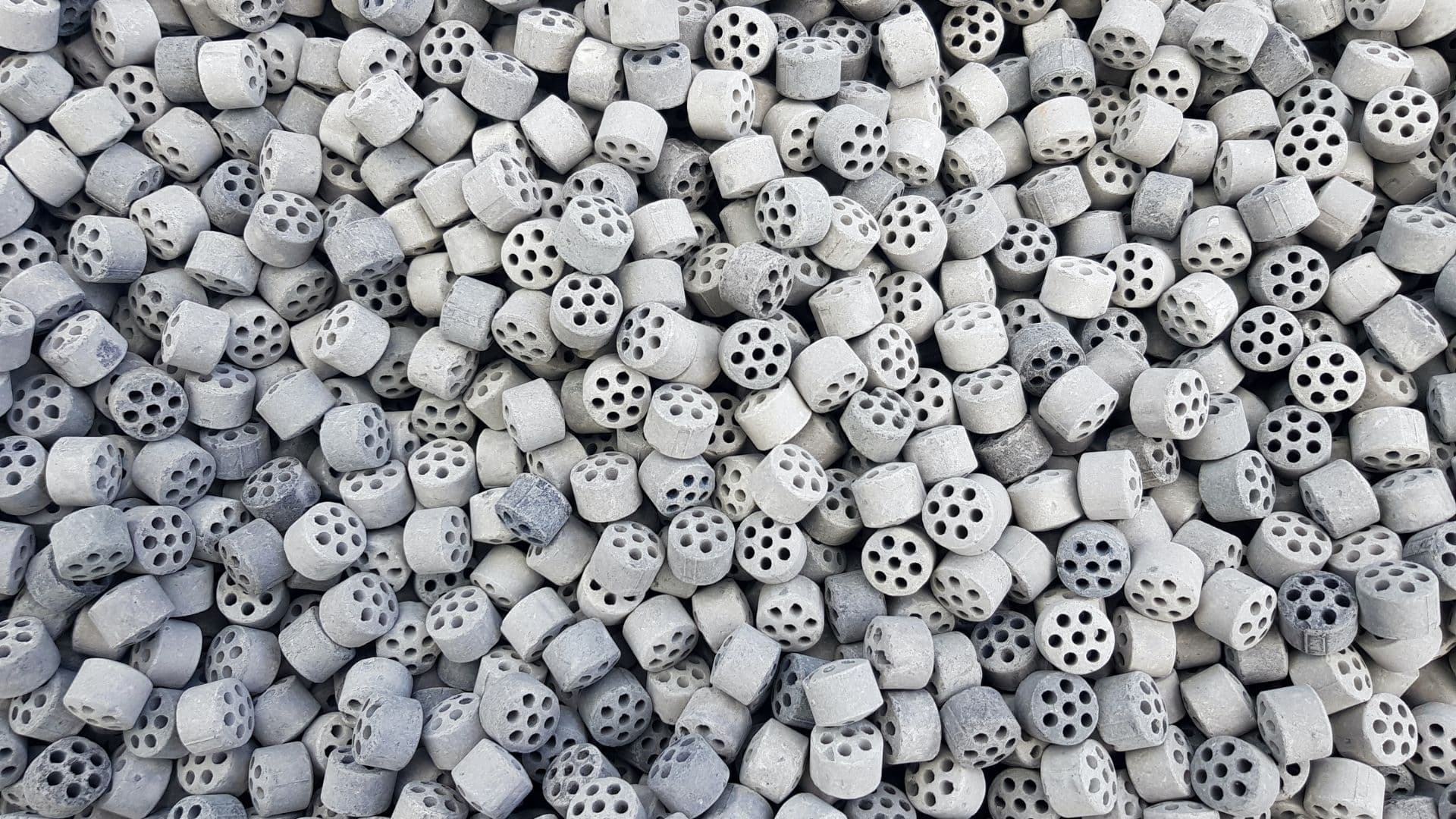 Catalyst extrudates and pellets.